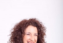 צוחקת לחיים