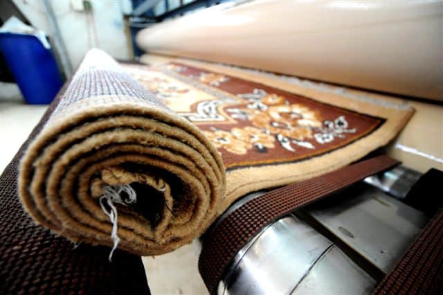 שטיח שסיים ניקוי ובדרך לייבוש ותיקון - עותק