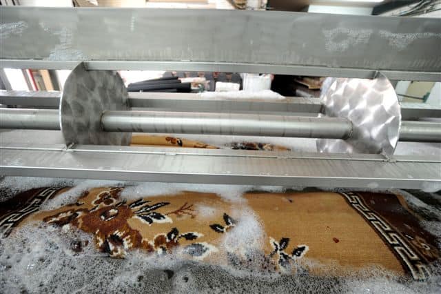 שטיחים באמבטית מים רכים ,המרככים את השטיח ומוציאים את החול האבק