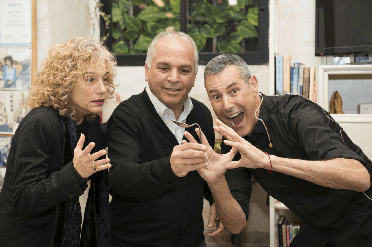 אורי גלר, מנכל חברת אתרים ירון קליין יחד עם עירית פרנק, מנהלת תיאטרון הסמטה