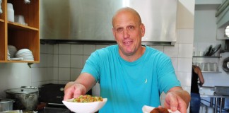 פתאום קם אדם