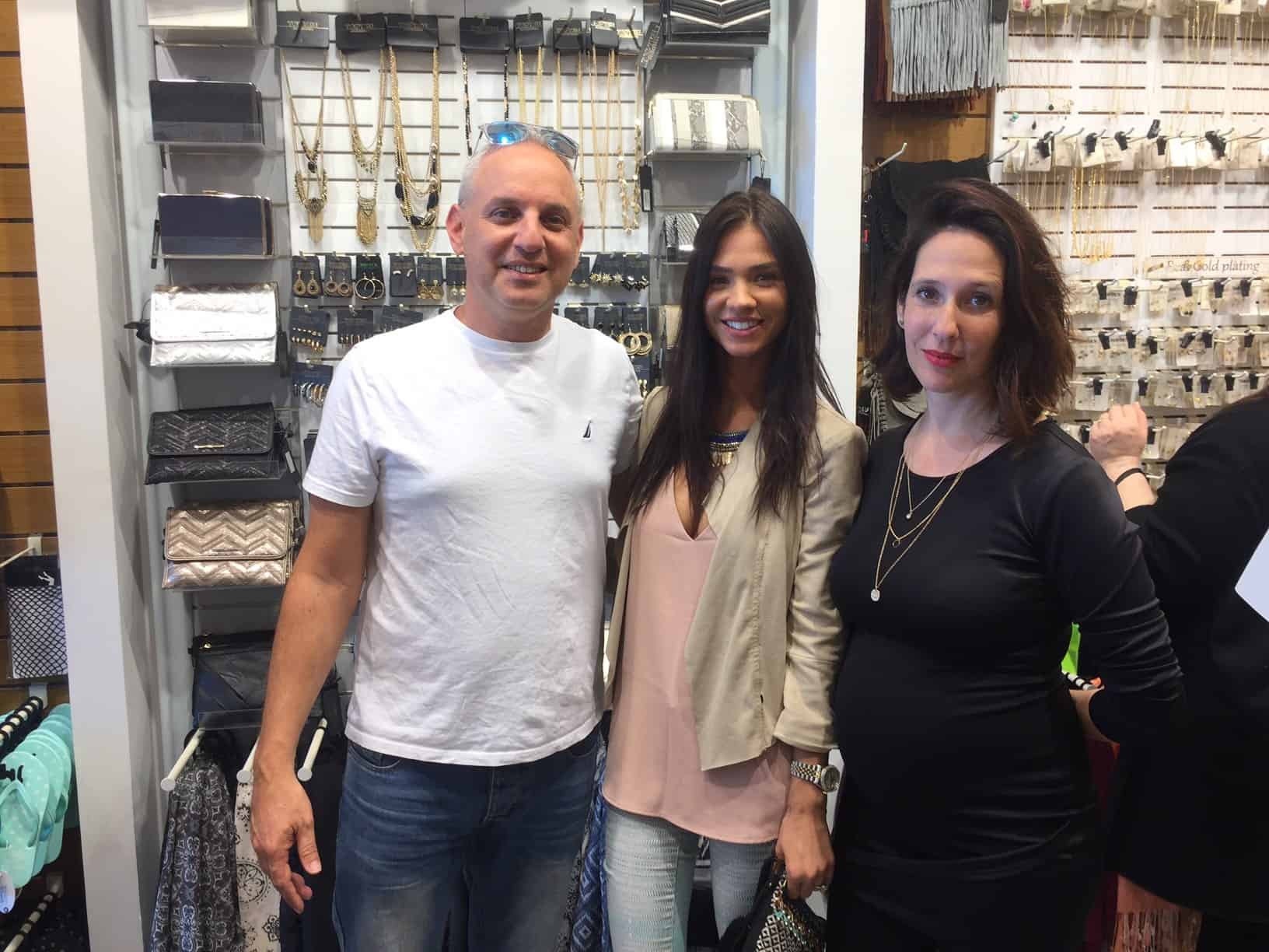 מימין לשמאל תמר מושקוביץ, מנהלת שיווק של הקבוצה, רוסלנה רודינה ועמית שוק מנהל רכש TOPTEN צילום רפי דלויה