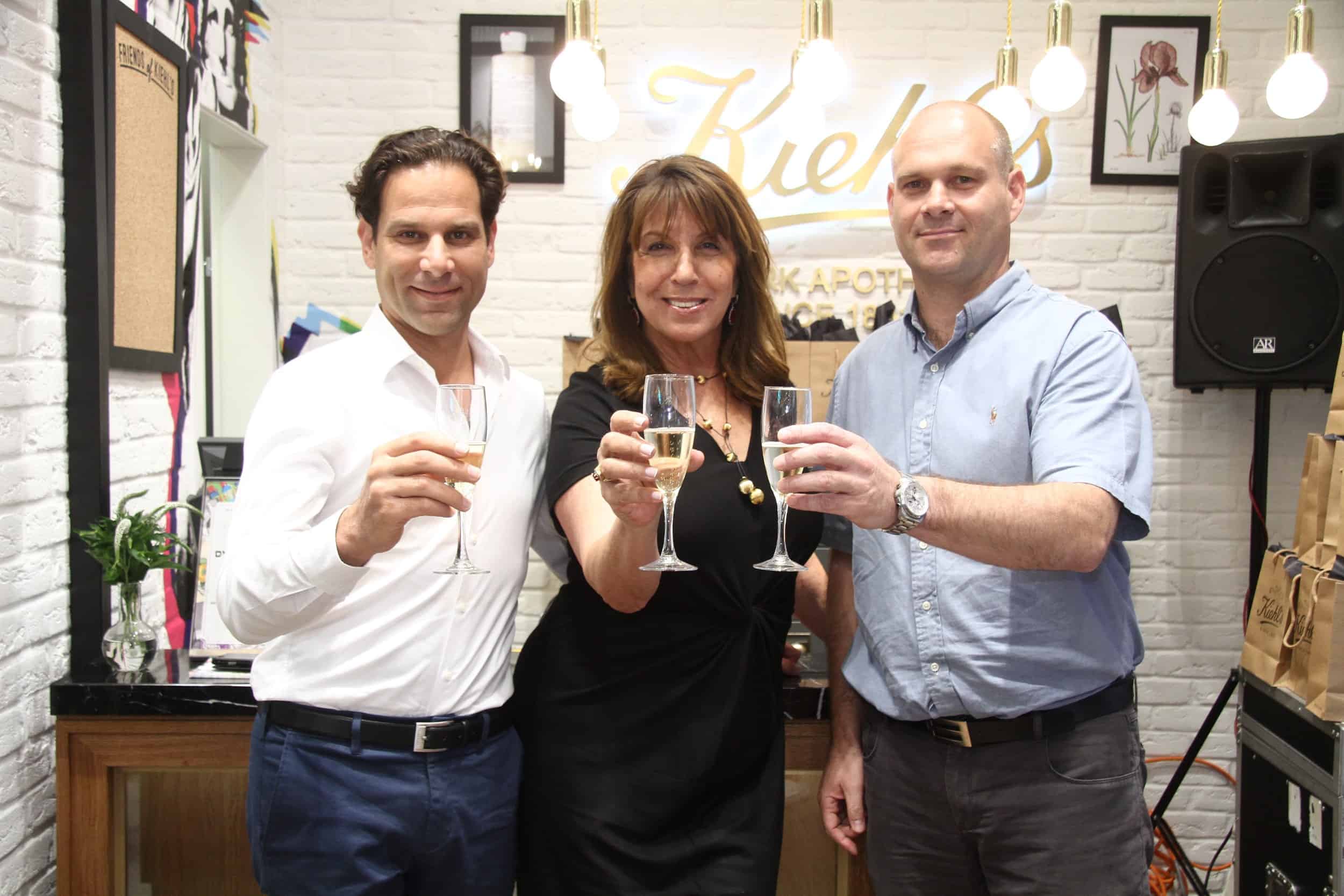 מימין ניר ברקן מנכל גרנק קניון חיפה עם דורית וידבסקי מנהלת התקשורת של לוריאל וקובי אזולאי מנכל חטיבת היוקרה בלוריאל צילום אסף לב