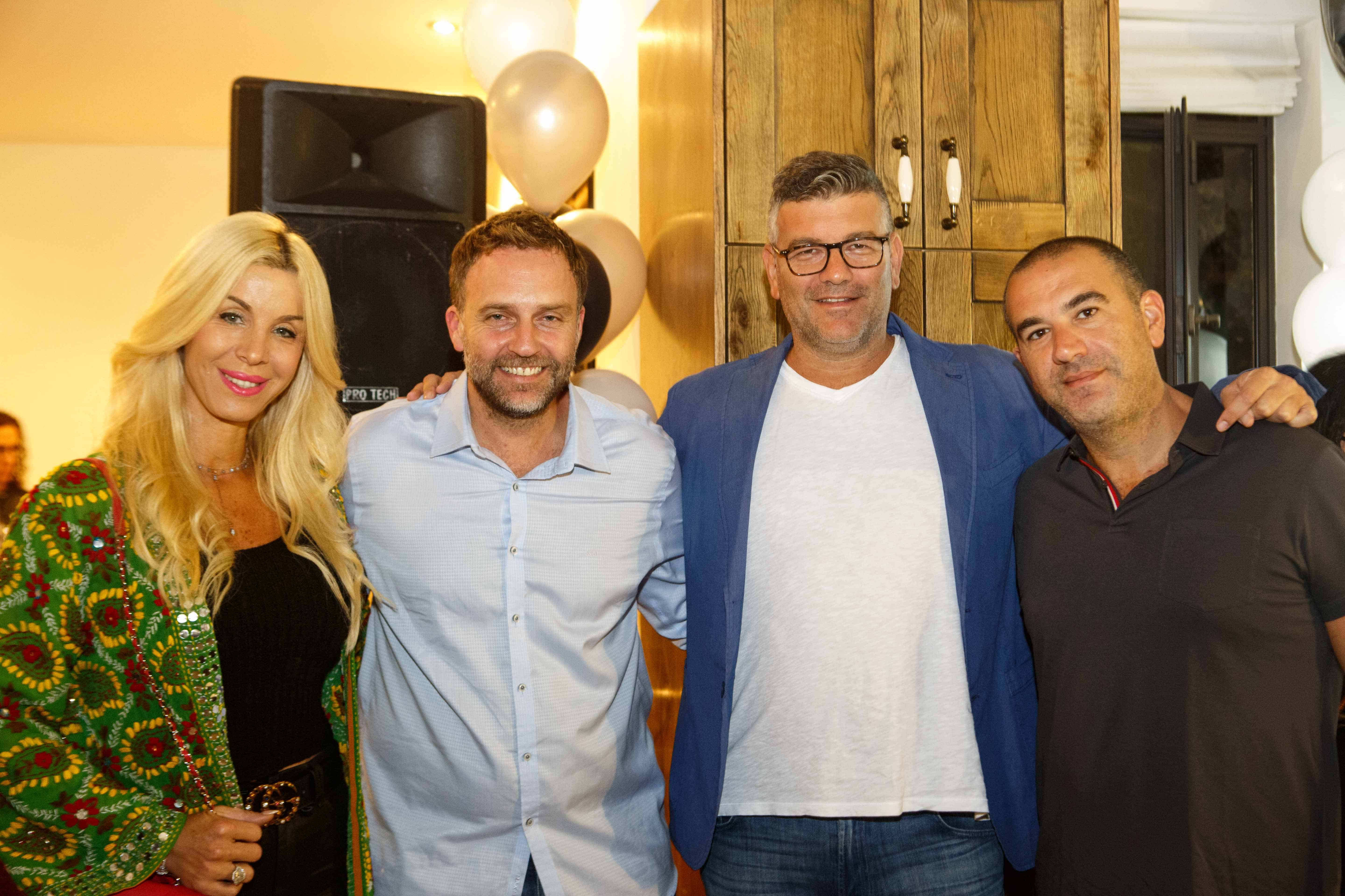 מימין טובי שמלצר עם ישראל רייף ניר שמול ועפרה רייף שמלצר צילום תומר פנדר