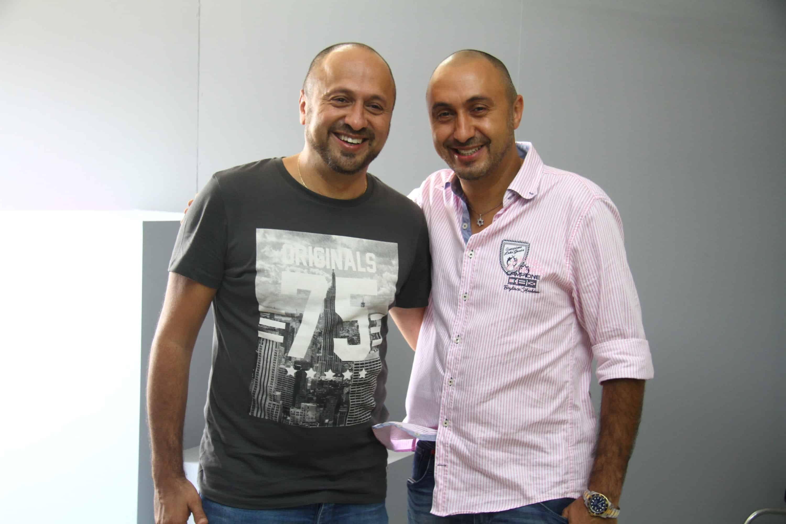 מימין רוני ופרדי אינסאז בעלי חברת סקופ חונכים בניין חדש צילום אסף לב