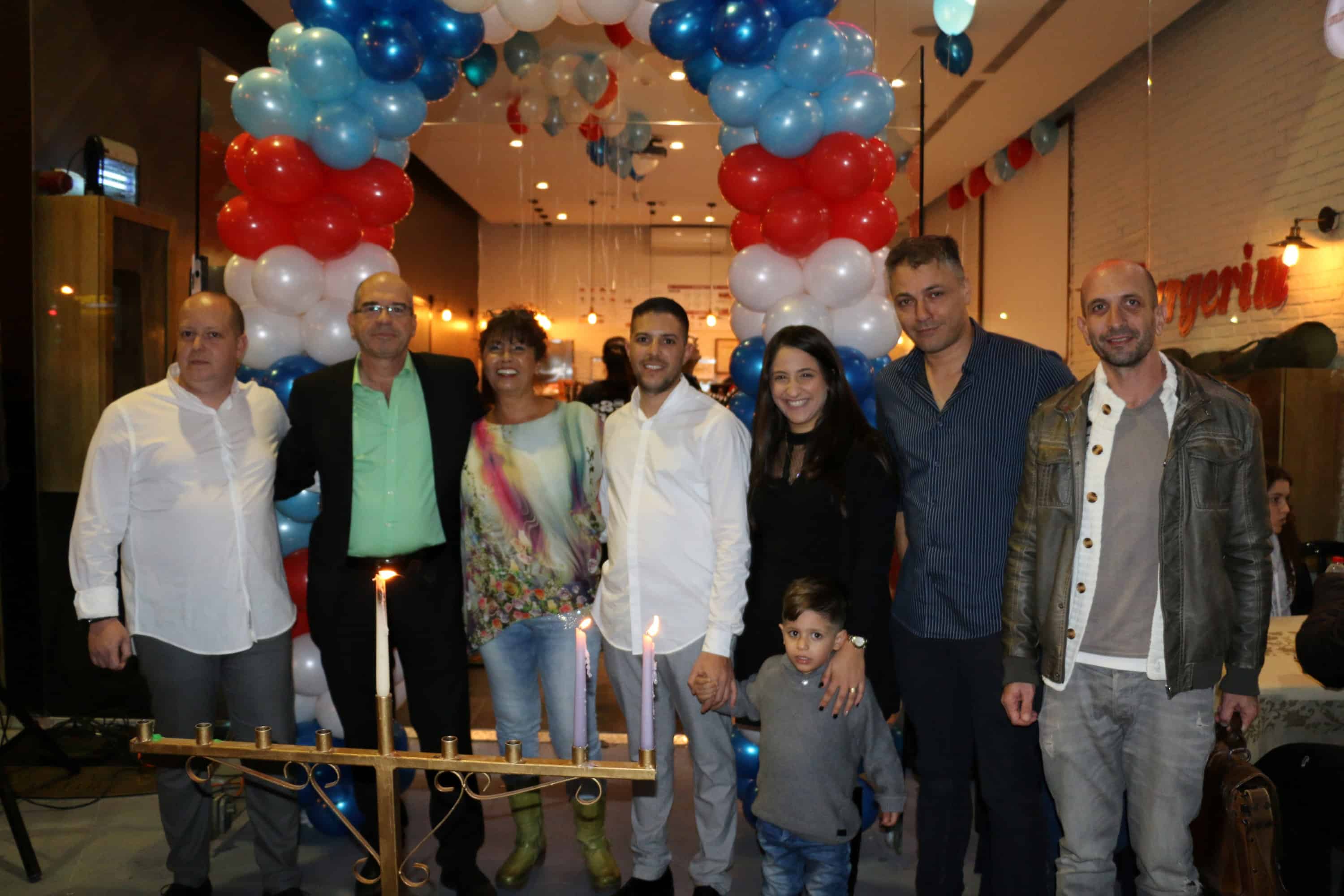 הדלקת נר בבורגרים מימין שרון שפירא,אייל גדליה,שני בלאיש,לידור בלאיש,טליה ארוסי,איציק בוורמן,אבי בלאיש צילום יחצ