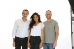 מאור חן מנכל מקאן דיגיטל, מגי אזרזר ואילן נקש מנהל חטיבת מוצרי צריכה בלוריאל ישראל בצילומים לקמפיין גרנייה צילום גבע טלמור (2)