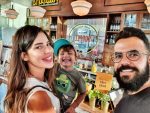 מימין אופיר משיח מבעלי קפה לנדוור עם נטלי דדון ובנה ריף