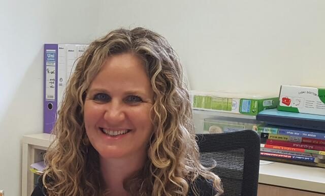 שמח במטבח – מה ילדים לומדים מבילוי משותף במטבח?הזדמנות לפתח תקשורת וקשר ומיומנויות למידה והתפתחות.