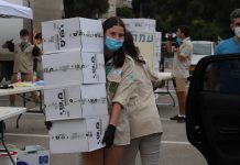 מחלקים סלי מזון לקשישים