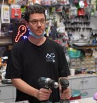 אבי גרייניק על סט הצילומים לקמפיין למען עסקים קטנים של בנק הפועלים וארגון שחם צ. D.V.A