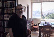 תמונות עם עמוס עוז ואהרון ברק. אלבשן בביתו