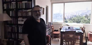 תמונות עם עמוס עוז ואהרון ברק. אלבשן בביתו