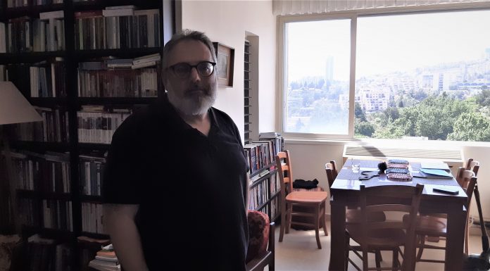 "כשאני נלחם באנשים חזקים, אמא שלי מתרעמת: 'לא למדת שום דבר ממה שקרה לאבא'" תמונות עם עמוס עוז ואהרון ברק. אלבשן בביתו