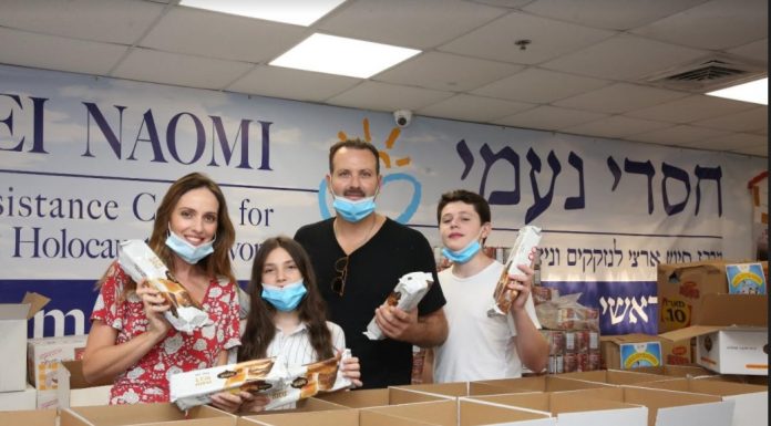 מלי לוי שמעון גרשון והילדים ביום התנדבות בחסדי נעמי למען ניצולי השואה הנזקקים