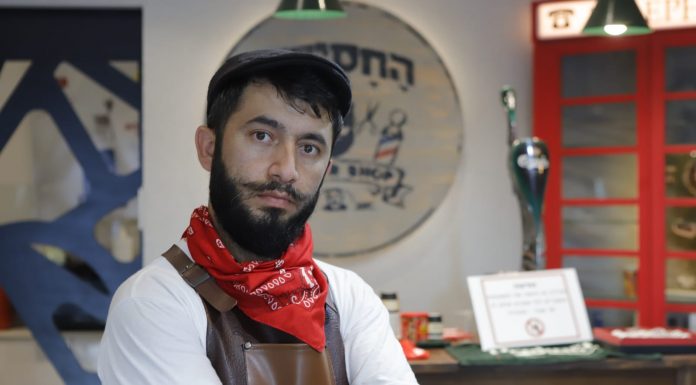 אור יהודה : ספר החליט לפתוח את המספרה למרות הסגר