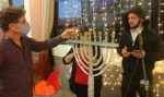צלם שירי זינגר דיירי כפר עידוד צחי מלי אחראית בניין והמורה למוסיקה אורי