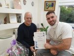 פיטר פלציק מקבל תעודת הוקרה ממאיר בן חיים מנכל דיור מוגן לב רחובות_