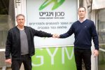 מימין דרור מורד מנכ"ל כפר מכביה ויעקב ג'ינו מנהל בית הספר למאמנים במכון.._
