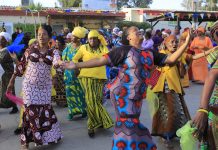 הצצה נדירה לחגיגות שבועות של קהילת העבריים בדימונה