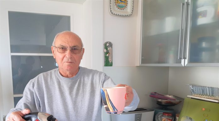 הצופן הגנטי: "כשהייתי בן 4 אימא זרקה אותי מעבר לגדר הגבול. 'רוץ ואל תעצור גם אם תשמע יריות'" נולד למשפחה הנכונה, אך לא בתקופה הנכונה. ארז במטבח ביתו (צילום: דוד חרמץ)
