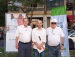 דגן אבישי סמנכל בכיר בשמיר אופטיקה ארז קיטה מנכל אור ירוק ורון חולדאי ראש עיריית תל אביב ביום הראיה בתל אביב. צילום מוסי עידה (2)