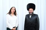 הבעלים של אושר עד אברהם משה עם מנכלית מלון רמדה חדרה ענת שאול. קרדיט צילום בר חן