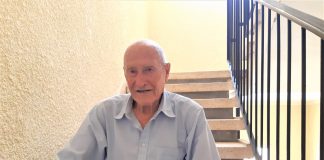 עלה בסולם הדרגות 'בזכות' הרב גורן. גביש במדרגות ביתו הזמני (צילום: דוד חרמץ)