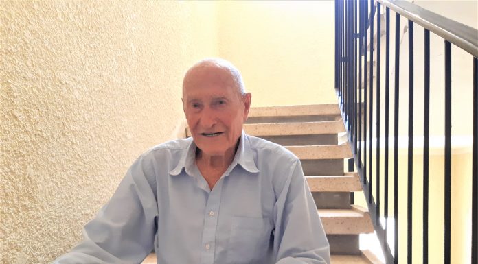 עלה בסולם הדרגות 'בזכות' הרב גורן. גביש במדרגות ביתו הזמני (צילום: דוד חרמץ)