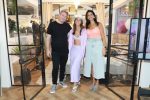 מימין חן זהביאן סמנכלית שיווק קניון עזריאלי תל אביב יובל כספית ואופיר אורן מנכל קניון עזריאלי תל אביב צילום דנה קופל