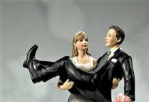 בהתחלה מרימה לו, אחר כך מרימה אותו על טיל