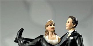 בהתחלה מרימה לו, אחר כך מרימה אותו על טיל