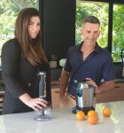 אלברט אסקולה ומנהלת השיווק של אלקטרה אורטל יצחקי בקמפיין הפרסום לסקוטק. קרדיט צילום מיכה לובטון