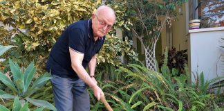 נשיא בואינג בצאתו וגנן בביתו. עברי בחצר הבית שלו (צילום: דוד חרמץ)