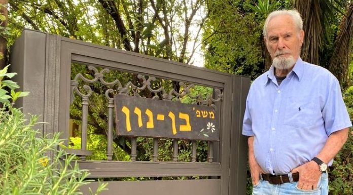הצופן הגנטי: "בששת-הימים יכולתי לחסל את המטכ"ל המצרי. זו הייתה החמצת חיי" המינוי שלו עוכב בשל "נטילת סיכונים מיותרים". בן-נון בפתח ביתו (צילום: דוד חרמץ)