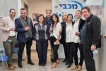 בתמונה במרכז דבורה חסיד מנכלית רשת מכבי טבעי וכן מנהל מרחב אשקלון וחברי הנהלה נוספים צילום באדיבות מכבי טבעי (002)