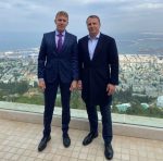 יואל רזבוזוב ובן ינובר במרפסת של טרקלין העסקים בדן כרמל צילום באדיבות דן כרמל (002)