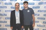 מימין יאיר קרביץ קפטן נבחרת ישראל לשעבר בכדורסל יחד עם יאן פביו מנכל דקטלון ישראל צילום Tony Benichou (Custom) (004)