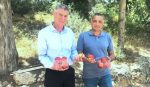 ירון בלחסן מנכל ארגון מגדלי הפירות עם סגן שר הכלכלה חכ יאיר גולן- בישיבת החירום- צילום ארגון מגדלי הפירות (002)