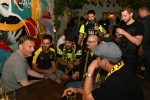 משמאל האנס יואכים ואצקה ואוהדים צילום מוקי שוורץ (1)