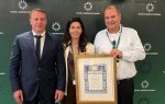 עיטור המלונאות הוענק לרשת אסטרל – מימין בני ואילת זרח יואל רזבוזוב – צילום יחצ (1) (002)