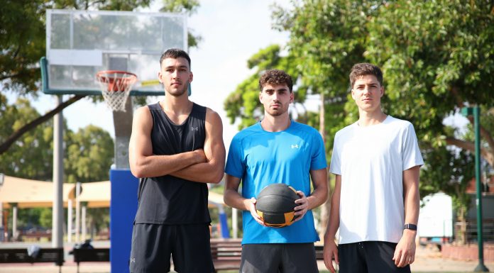 אנדר ארמור במהלך אשר מתמקד בכדורסלנים צעירים ומבטיחים