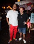 מימין רן אשכנזי משנה למנכל WESHOES והזמר שחר סאול צילום אור גפן (002)