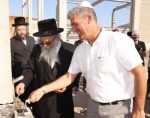 נדב ארנס ארד והרב אברהם ישראל רובין בטקס הנחת אבן פינה ליקבי כרמל. צילום יוסי רוזנבויים (002)