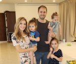 מירי מיכאלי ומשפחתה במרכז מאורות באשדוד. צילום רפי דלויה (002)