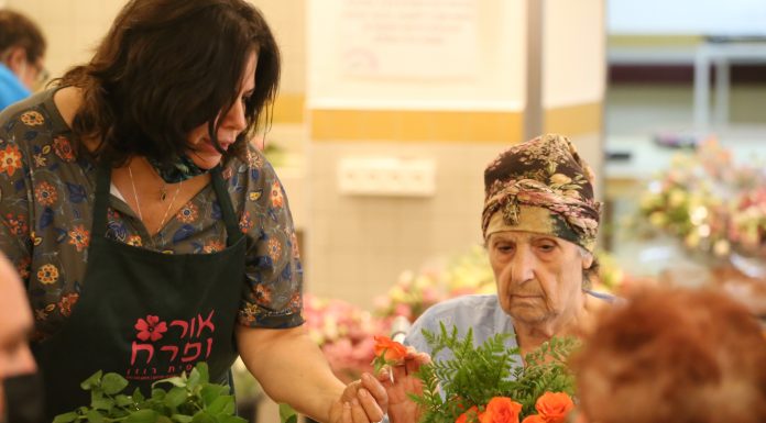 הלוחשת לפרחים