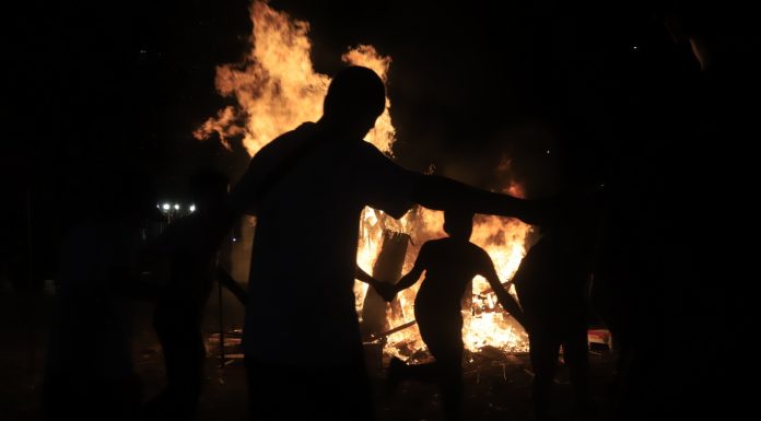ל"ג בעומר – בת"א לא הדליקו מדורות אך בערי הלווין חגגו באש וריקודים
