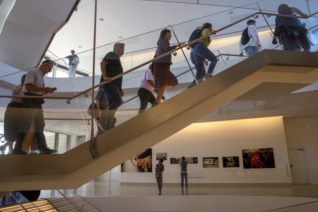 öéìåí: îåæéàåï äñåáìðåú éøåùìéí