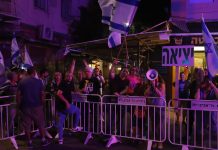 מהומה בטקס של חברת החשמל בעיר : מפגיני המחאה המשפטית הפריעו לנאומו של השר כ"ץ "הם גם ירקו עליי"