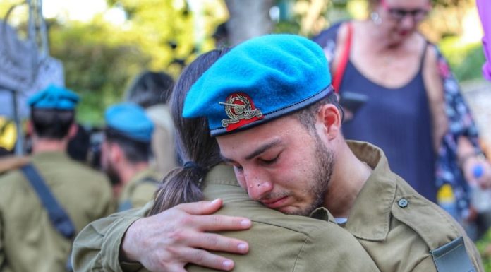 רבבות חלקו כבוד לחייל הבודד מקסים מולצ'נוב